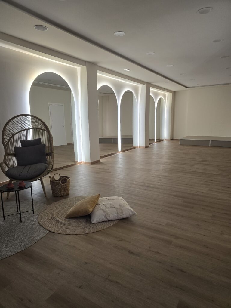 Studio Posturale Pilates a Gela.  Corsi di gruppo di yoga. Sala.